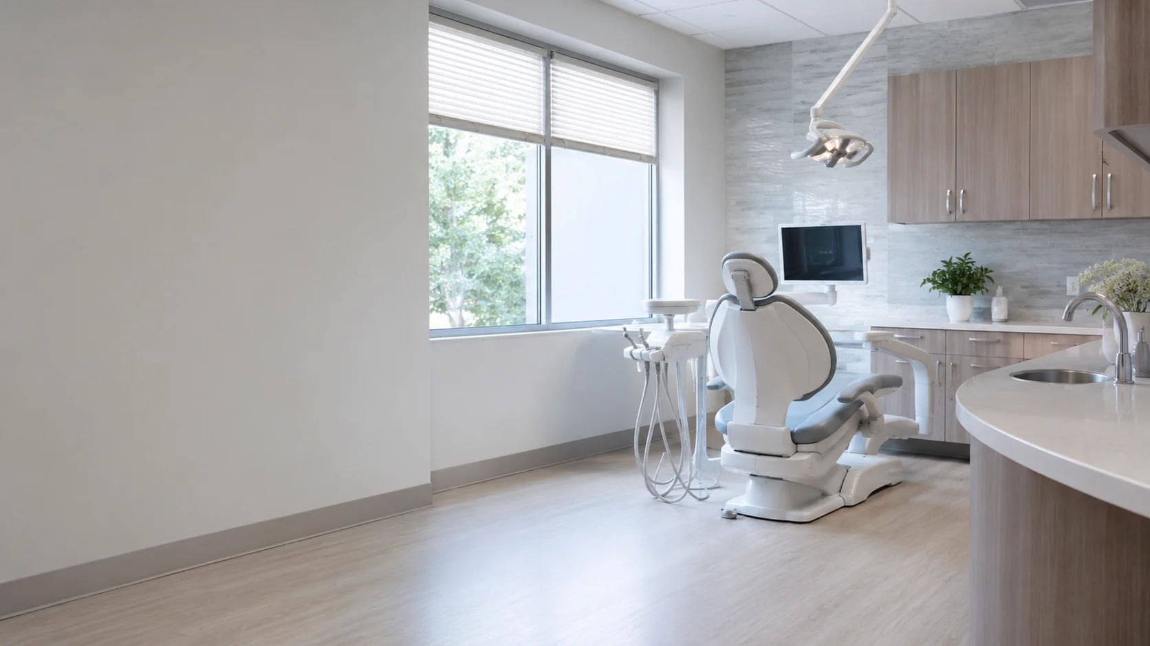 Consultorio dental con luz natural y sillón listo para recibir pacientes, en una clínica que trabaja su marketing dental