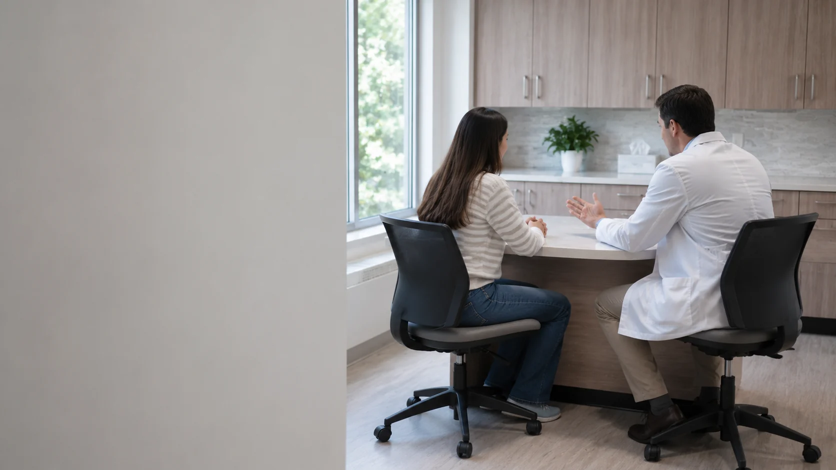 Médico conversando con una paciente al otro lado del escritorio de su consultorio, resultado del marketing médico