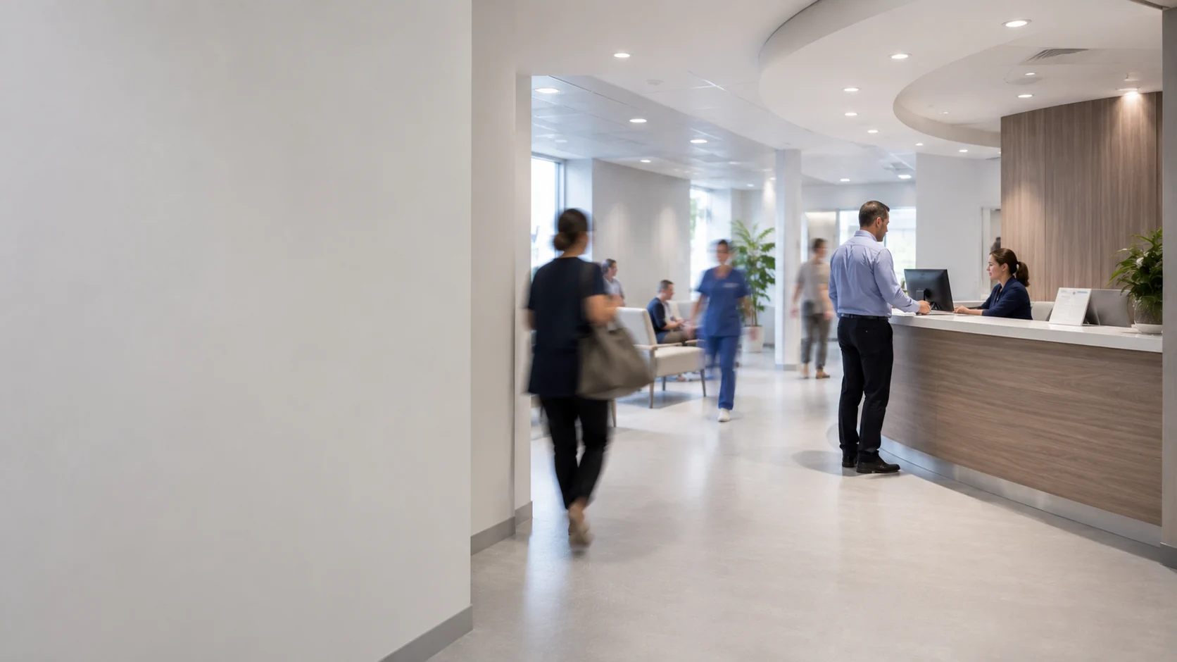 Recepción de una clínica con varias personas y personal atendiendo el mostrador, en un grupo médico con marketing para clínicas